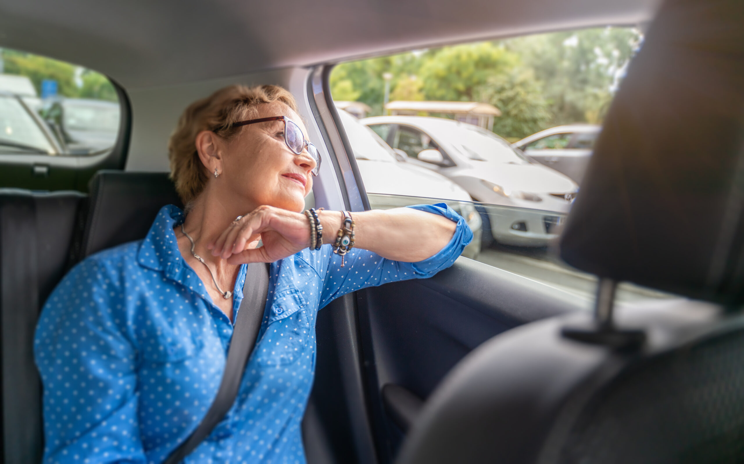 Older woman participating in the top ridesharing programs for seniors